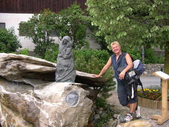 Projektbegleiterin für den Pinzgauer Marienweg, Gerlinde Eidenhammer beim Dorfbrunnen von Stuhlfelden